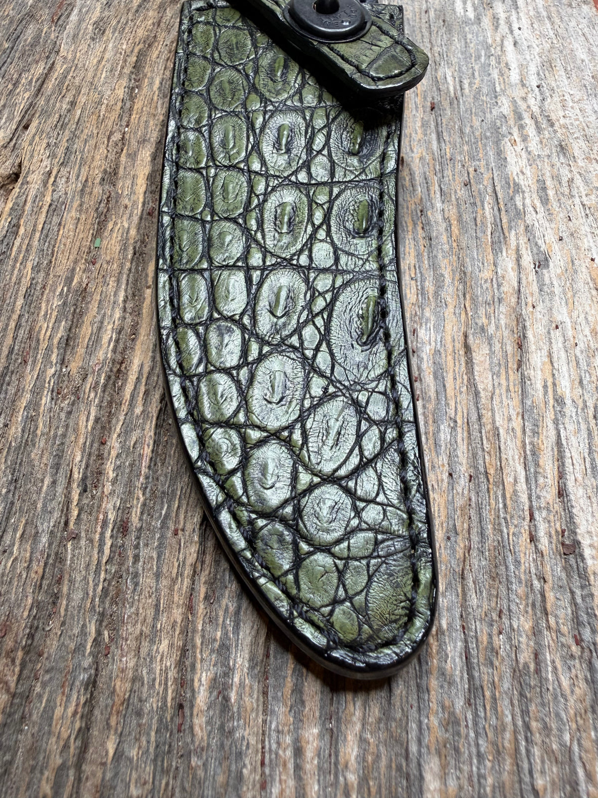 New Randall Model 27 Sheath in Exotic Army Green Matte Crocodile from Treeman with the newest Black Canteen snap. Killer sheath.