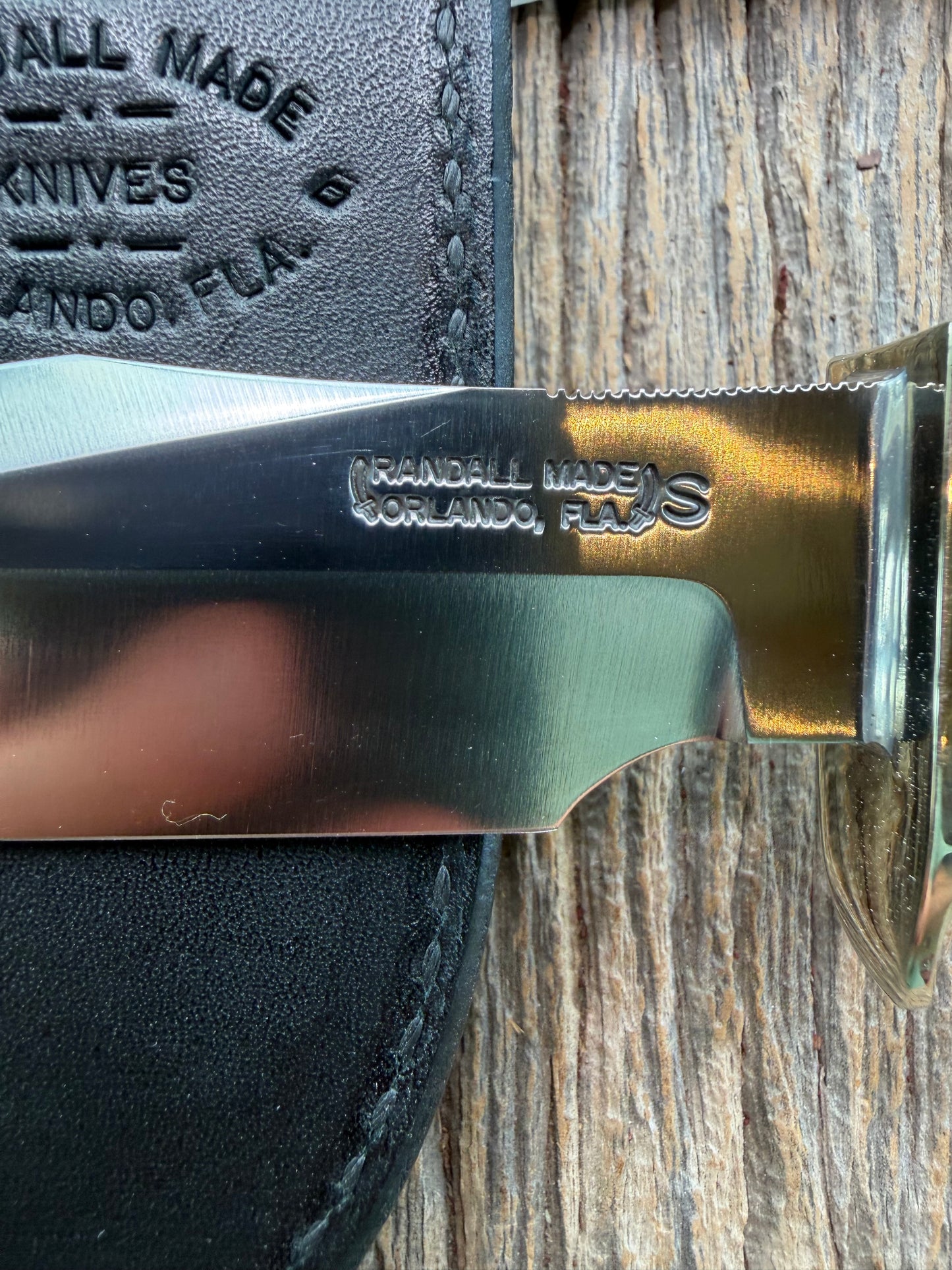 New in paper Randall Model 23 Game Master in Stag with finger grooves. Stainless steel blade, Nickel silver Collar and Brown leather sheath.