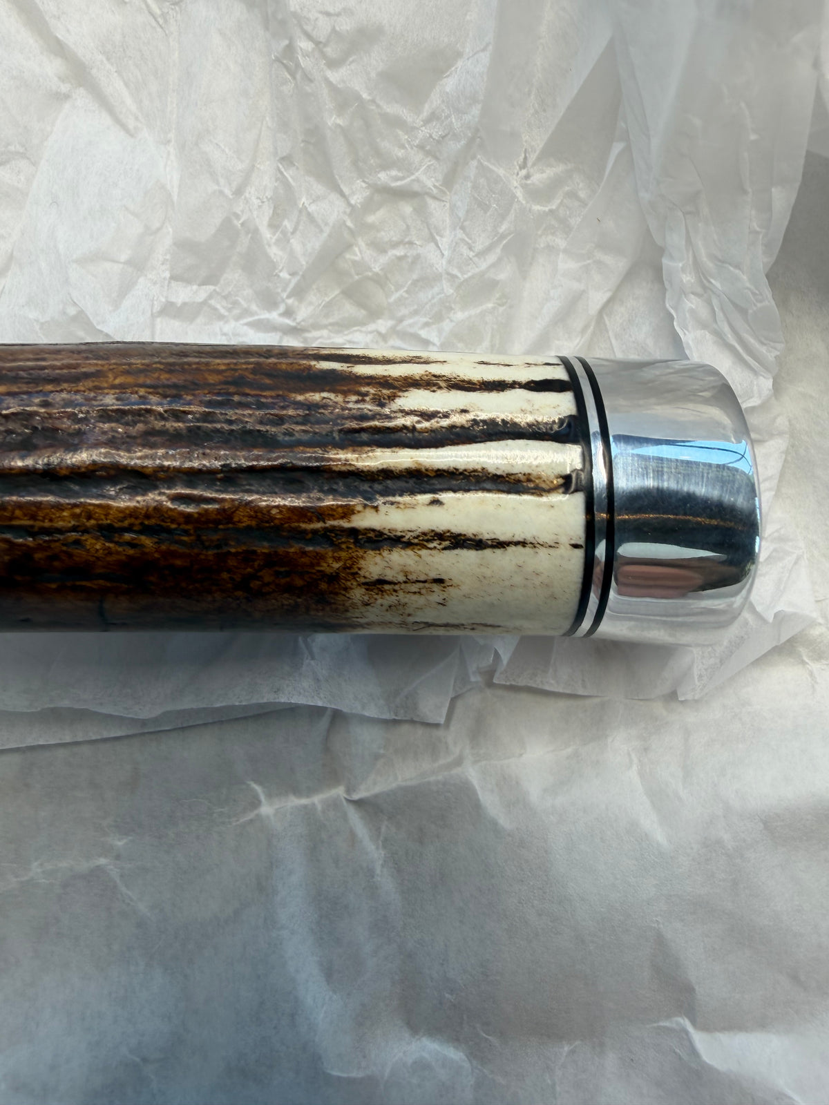 New in paper Randall Model 23 Game Master in a nice fat piece of Stag. Stainless steel blade, Nickel silver hilt, Black and Aluminum spacers and Brown leather sheath.