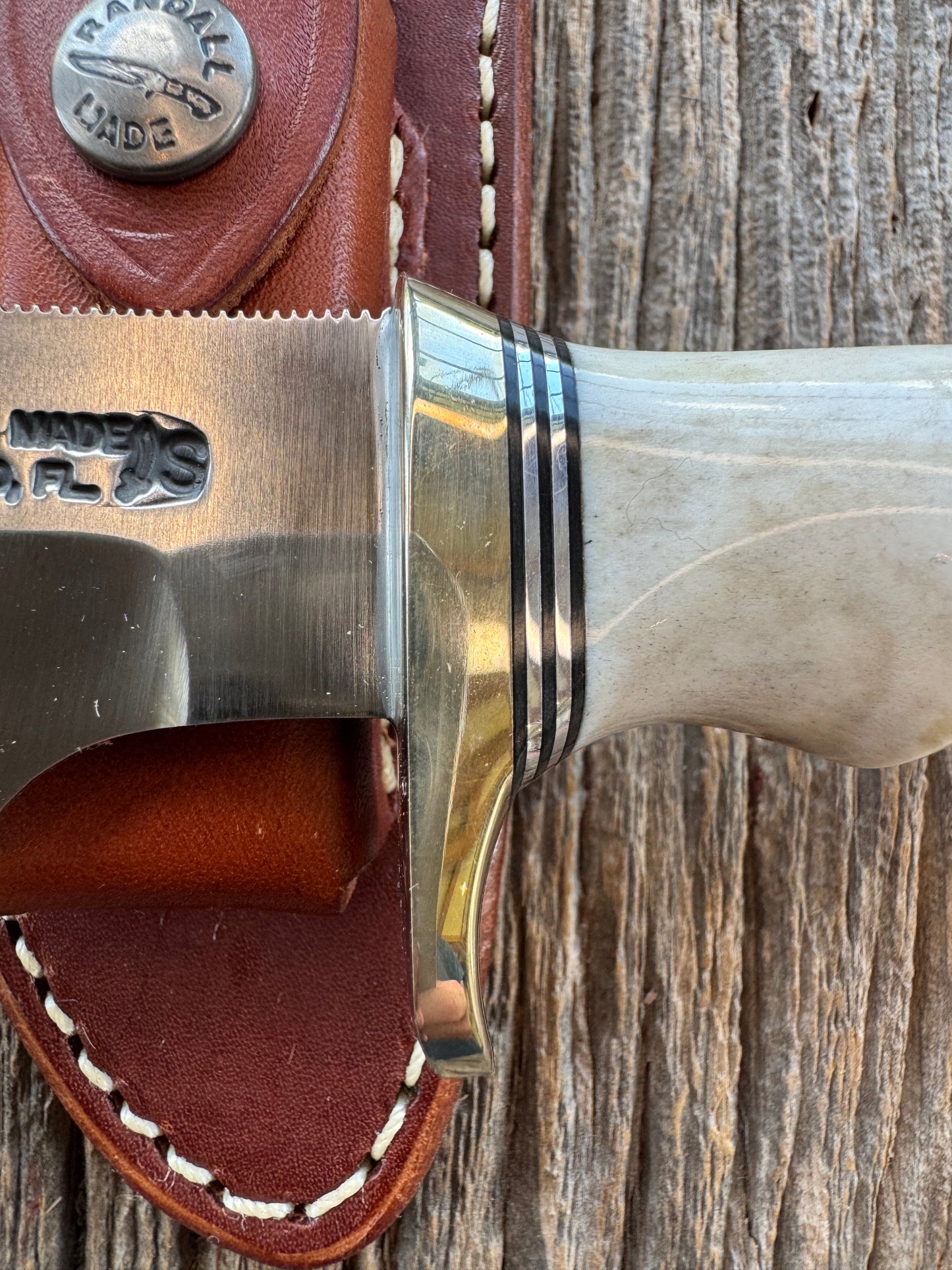 Nice Randall Model 23 Game Master in Stag with finger grooves. Stainless steel blade, Nickel silver Single hilt and Brown leather sheath.