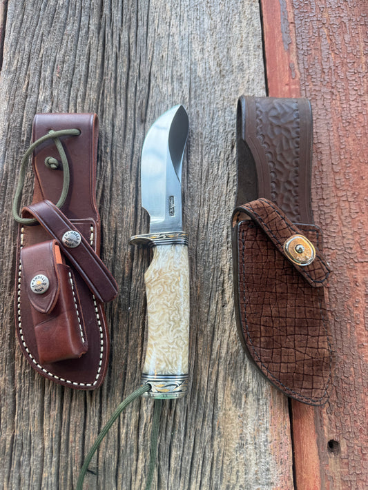 Randall Model Bowles Skinner Dealer Special Knife, perfect Musk Ox. This knife is a one of 4 per Rick Bowles. Beautifully engraved by Jere Davidson and adorned with gold and silver inlays.