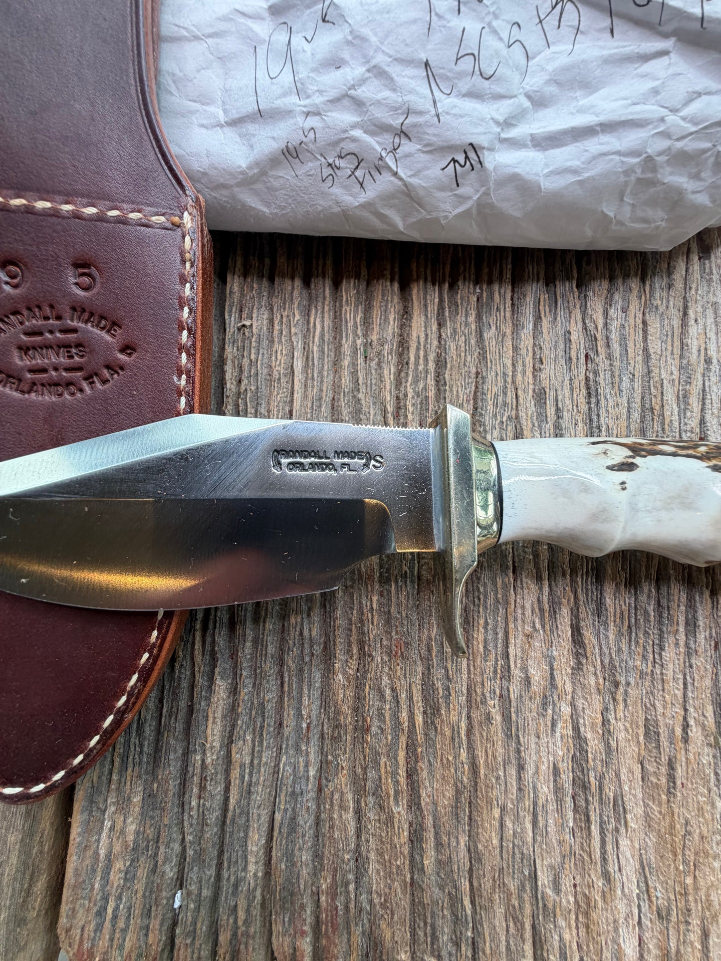 New in Paper Randall Model 19-5 with a nice Stag finger grooves handle. Nickel silver Single Hilt a Nickel silver collar, natural end, Stainless steel blade.