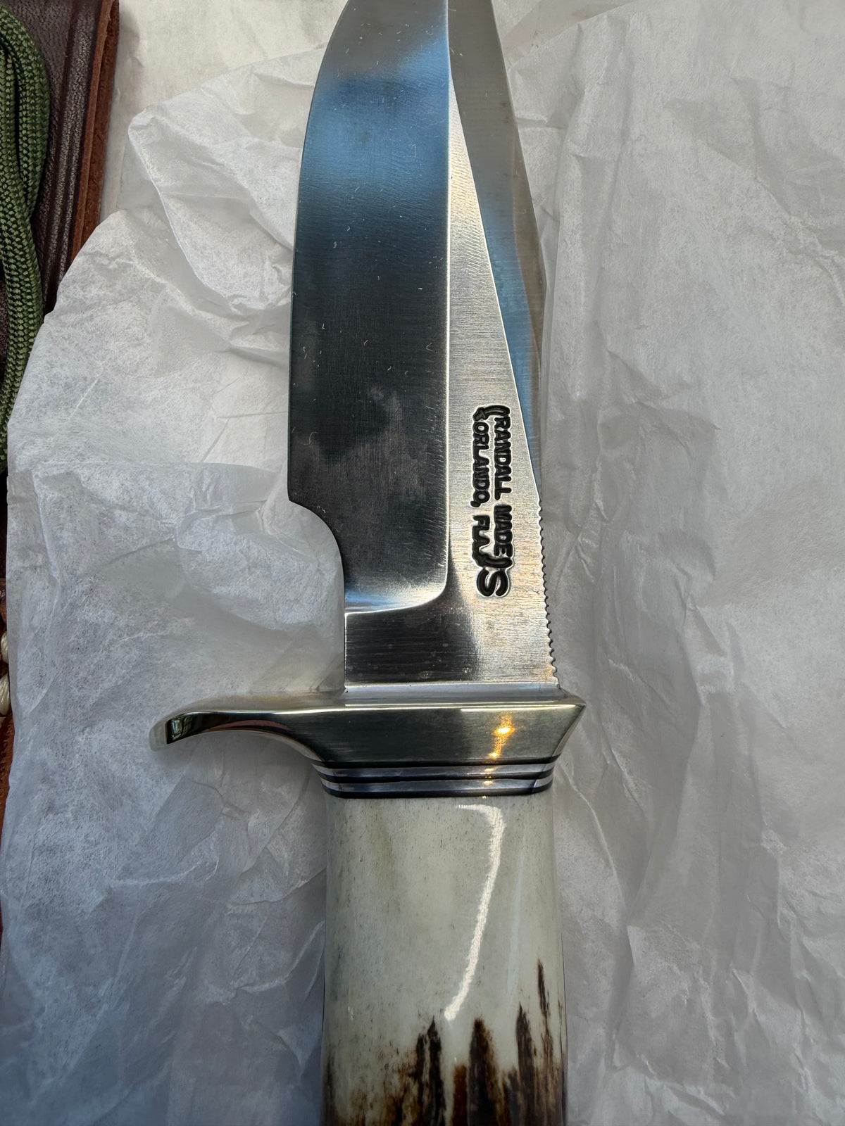 New in paper Randall Model 23 Game Master in a nice fat piece of Stag. Stainless steel blade, Nickel silver hilt, Black and Aluminum spacers and Brown leather sheath.
