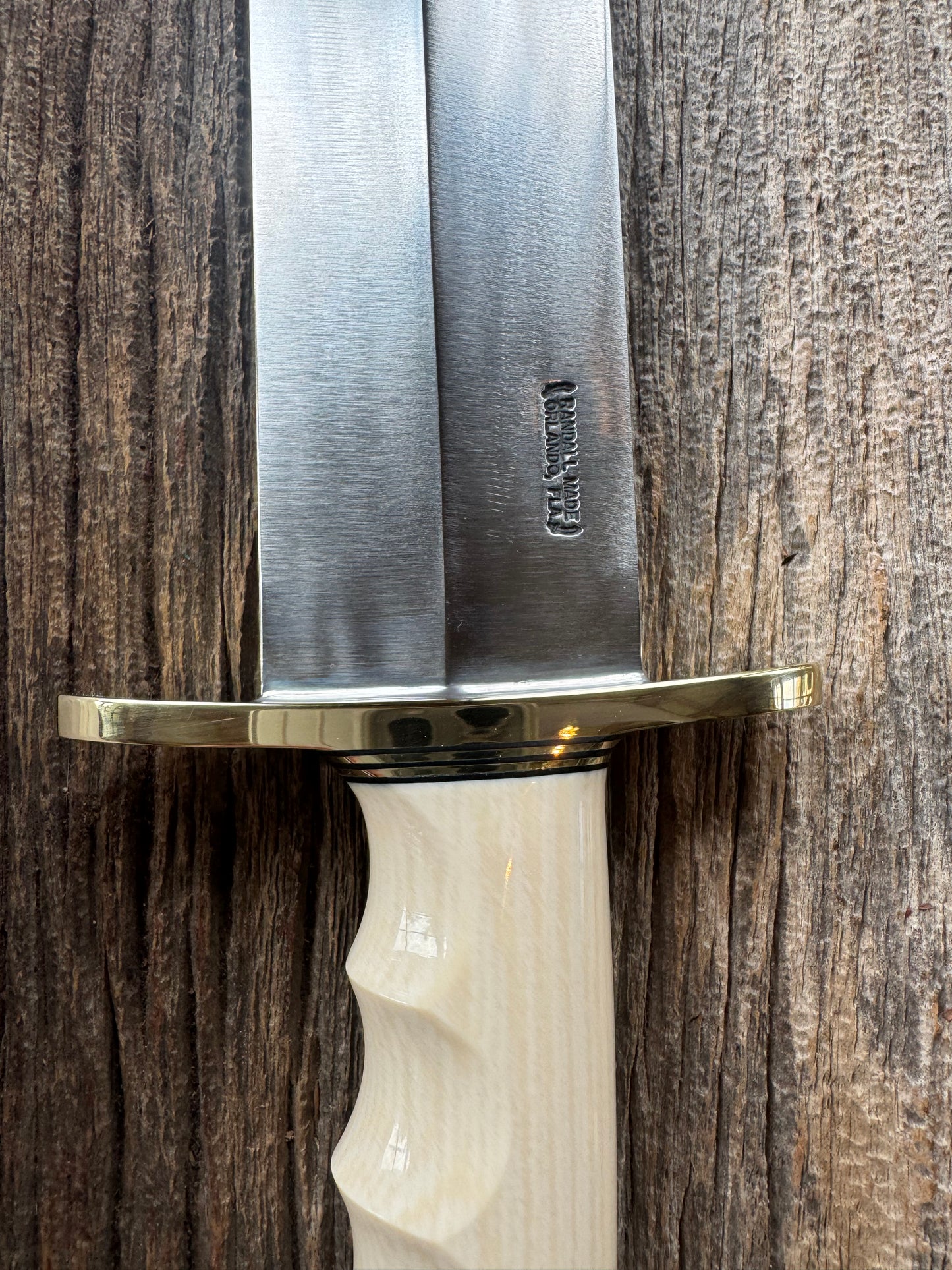 New in Paper Model 12-11 Smithsonian “Smitty” Bowie. Beautiful Dave Warthers Resin with a finger grooves grip and a Brass forward curved hilt and brass butt cap.