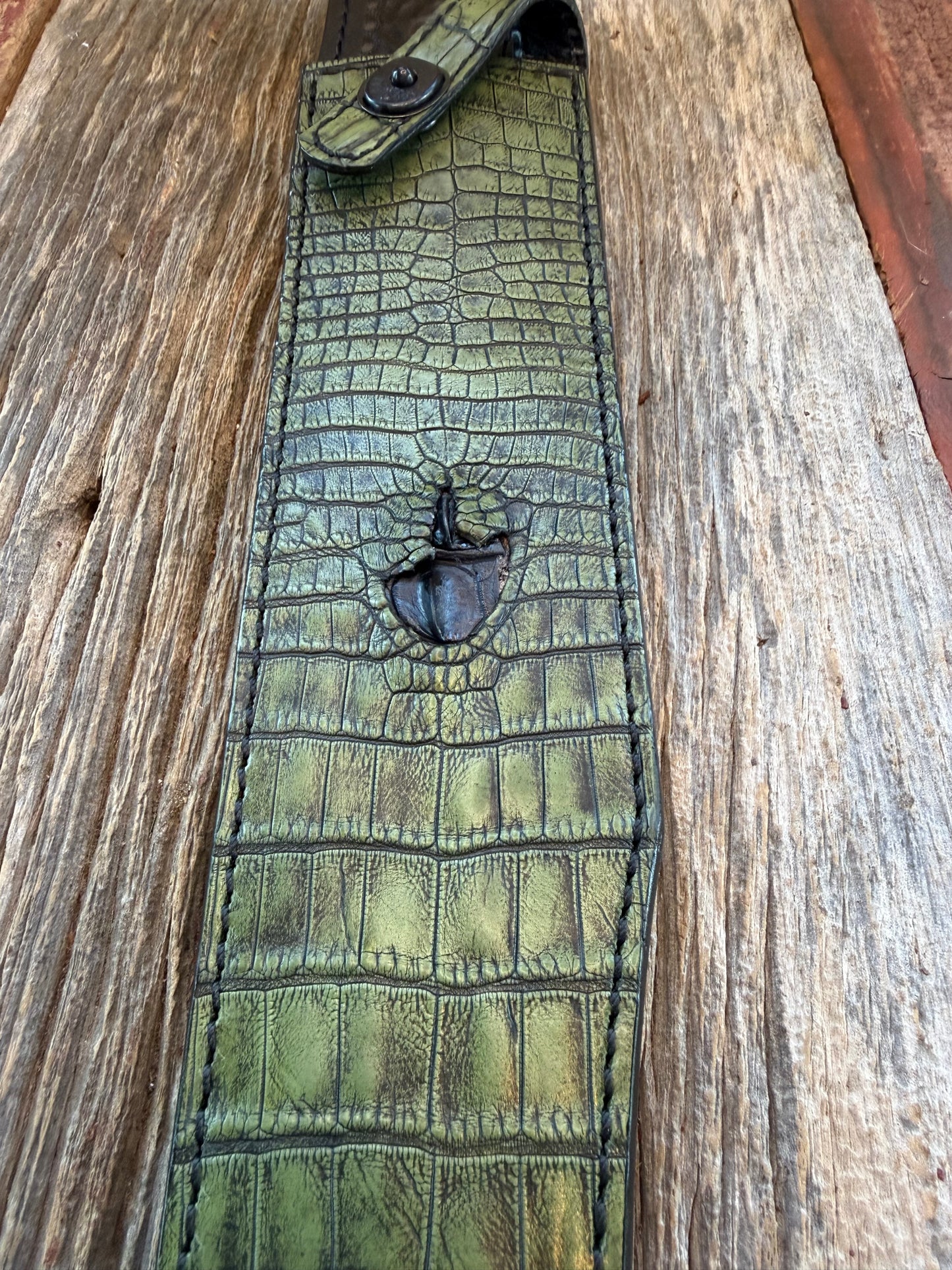 New Randall Model 12-13 Thorp Sheath in Exotic Army Green Crocodile Anus with Black Hornback from Treeman. Black canteen Snap, green croc on black leather and black threading looks awesome.