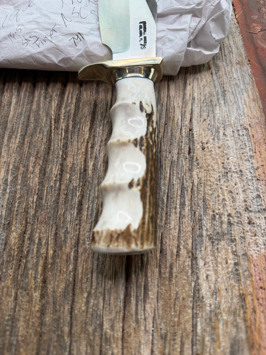New in Paper Randall Model 19-5 with a nice Stag finger grooves handle. Nickel silver Single Hilt a Nickel silver collar, natural end, Stainless steel blade.