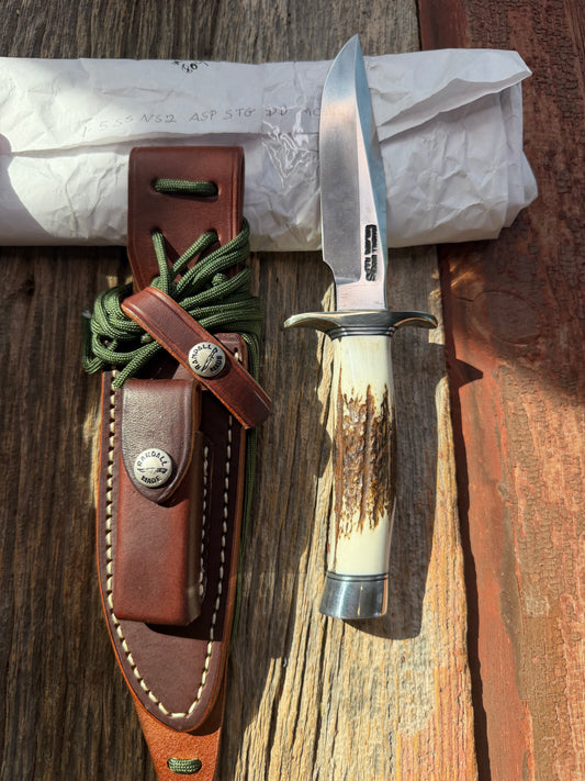 New in paper Randall Model 1-5 with a Stag handle. Stainless steel blade, Nickel silver hilt and Aluminum butt cap. Black and aluminum spacers.