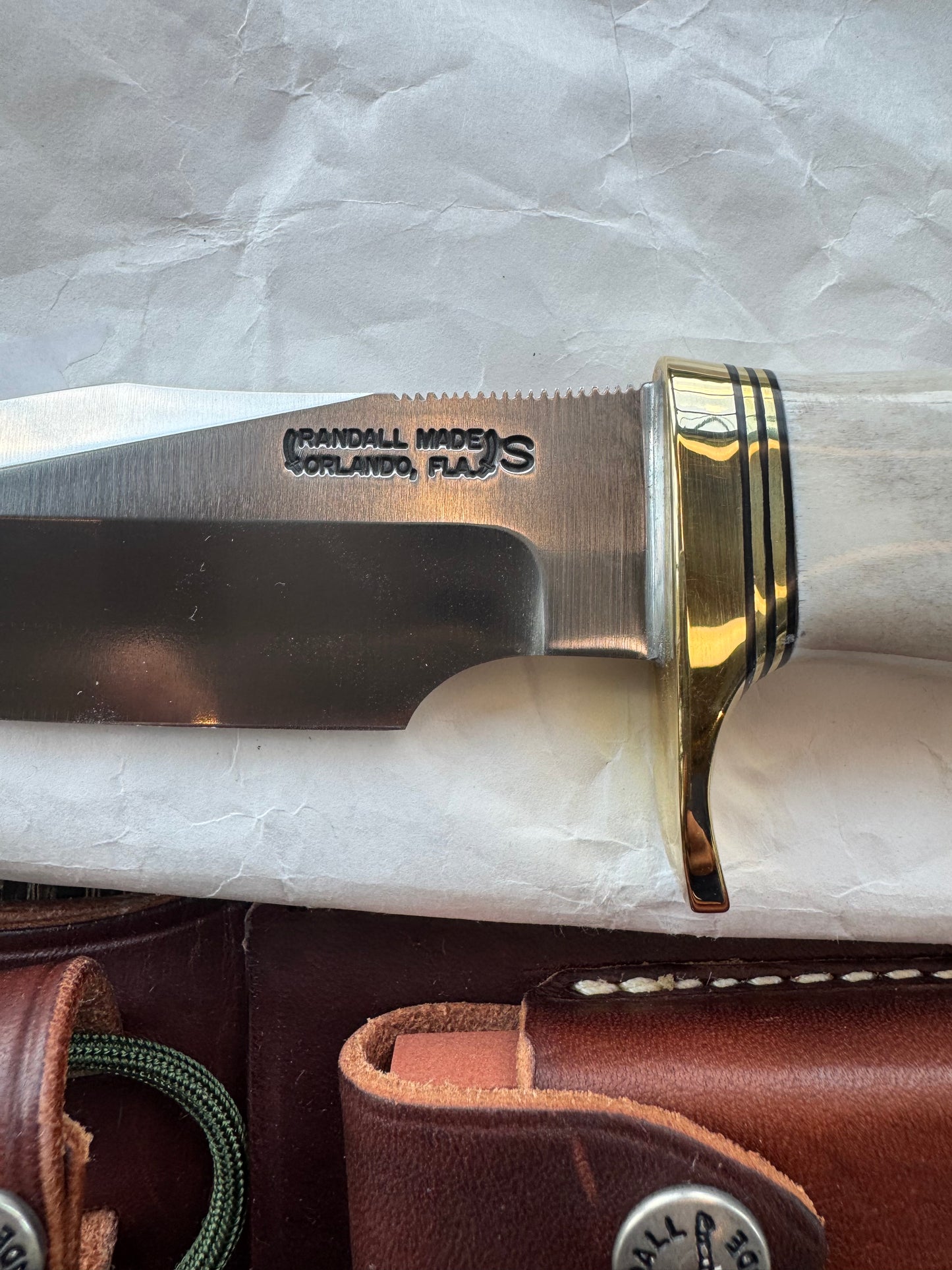 New in paper Randall Model 23 Game Master in Stag with a natural end. Stainless steel blade, Brass Single hilt and Brown leather sheath.