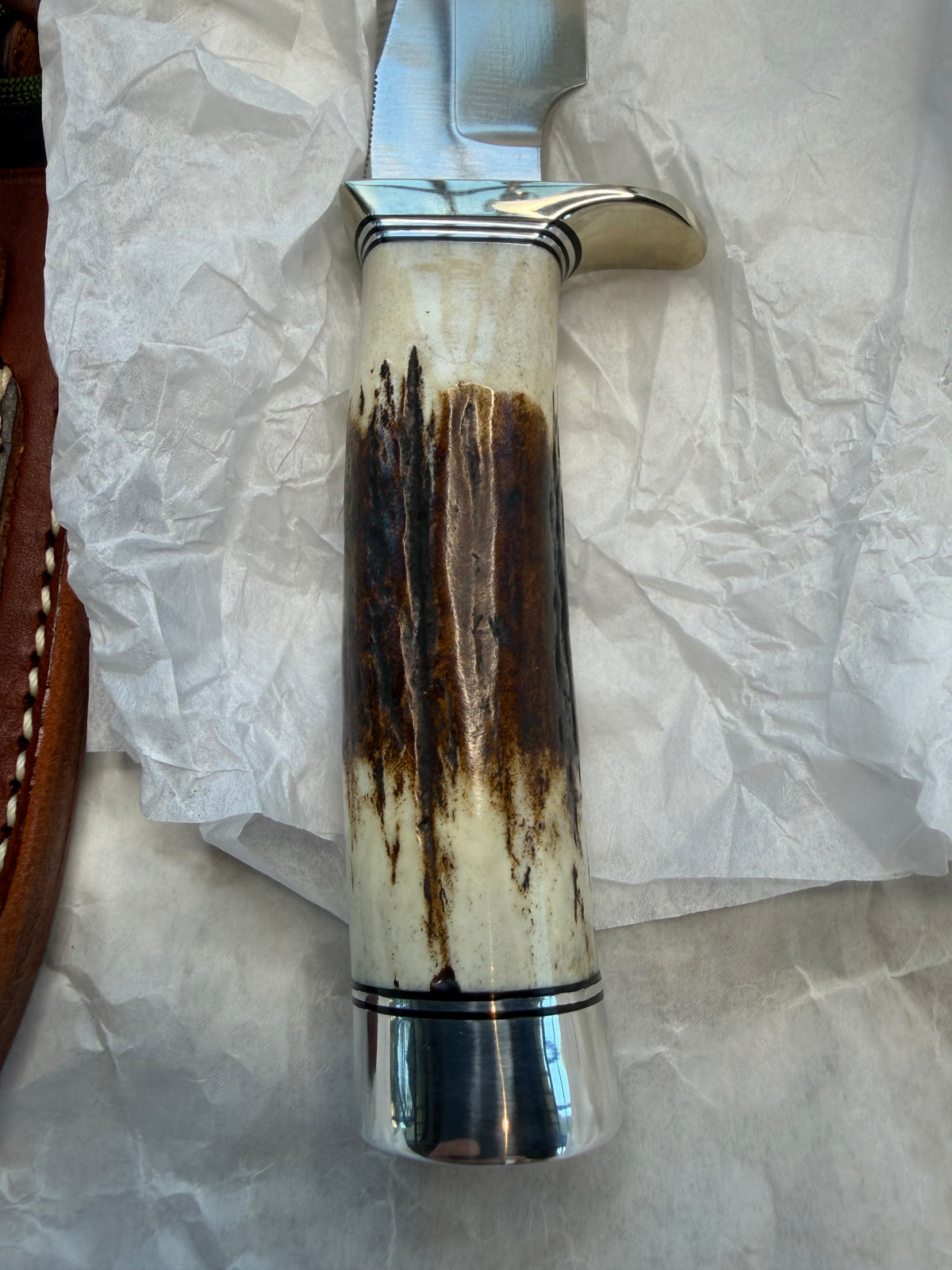 New in paper Randall Model 23 Game Master in a nice fat piece of Stag. Stainless steel blade, Nickel silver hilt, Black and Aluminum spacers and Brown leather sheath.