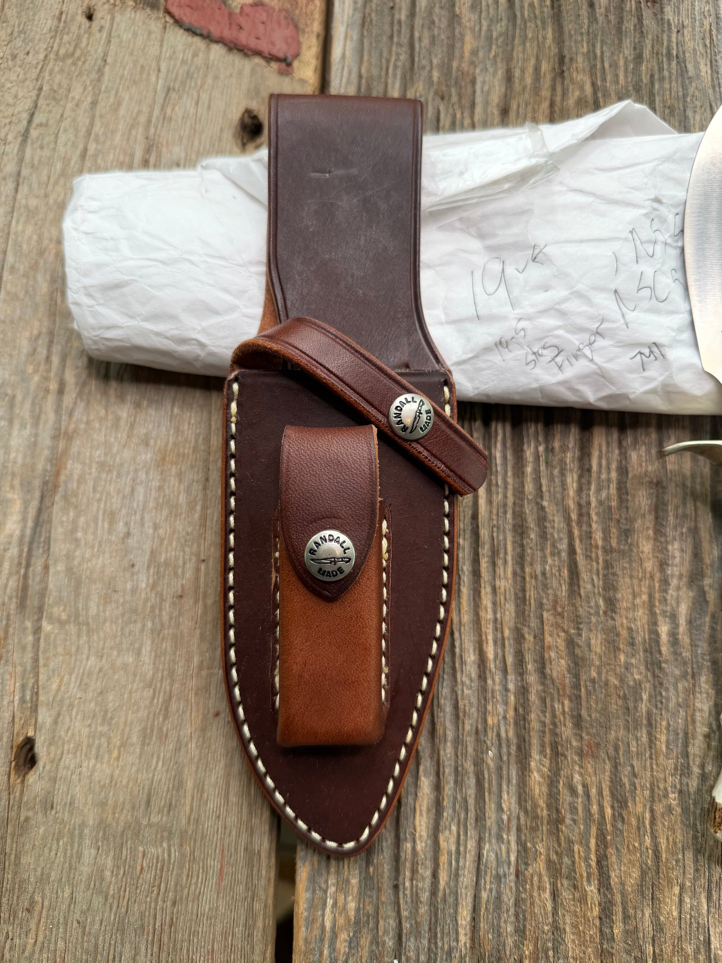 New in Paper Randall Model 19-5 with a nice Stag finger grooves handle. Nickel silver Single Hilt a Nickel silver collar, natural end, Stainless steel blade.