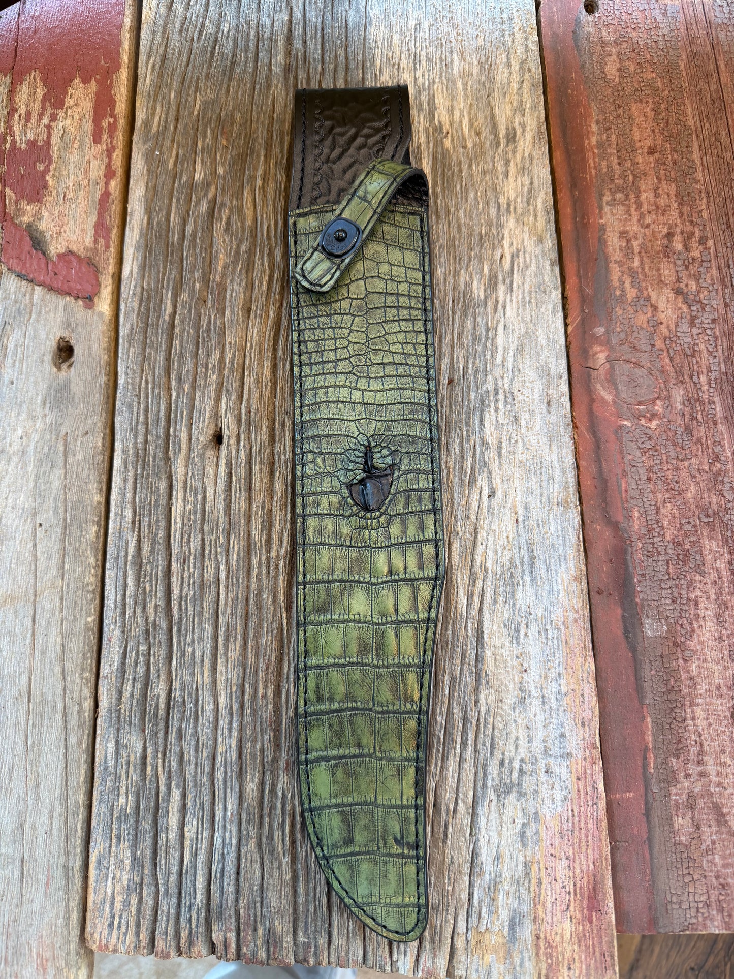 New Randall Model 12-13 Thorp Sheath in Exotic Army Green Crocodile Anus with Black Hornback from Treeman. Black canteen Snap, green croc on black leather and black threading looks awesome.