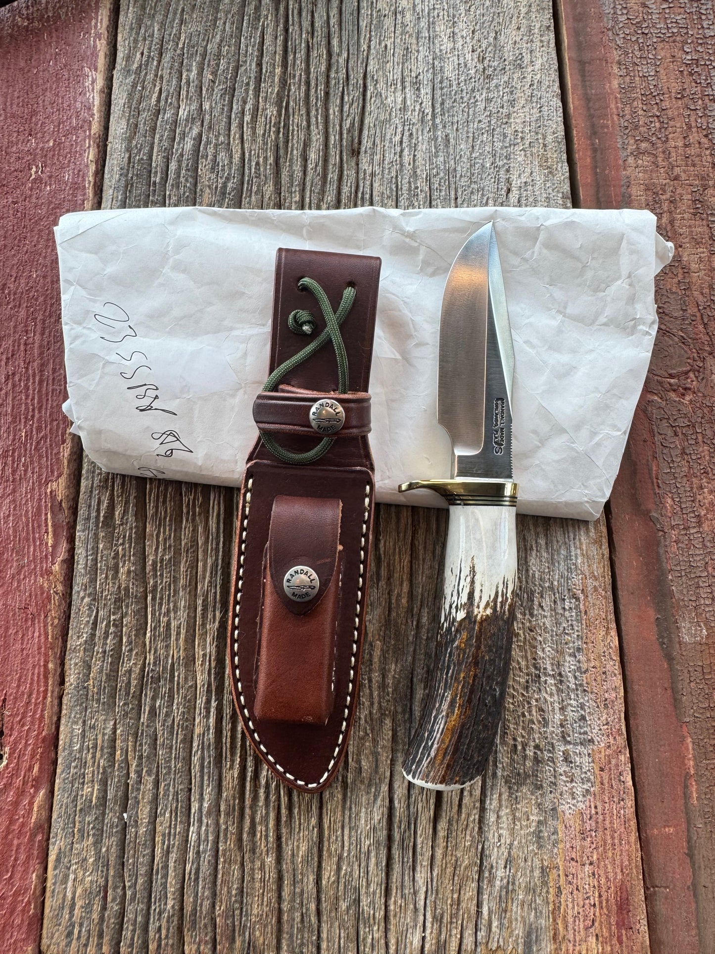 New in paper Randall Model 23 Game Master in Stag with a natural end. Stainless steel blade, Brass Single hilt and Brown leather sheath.