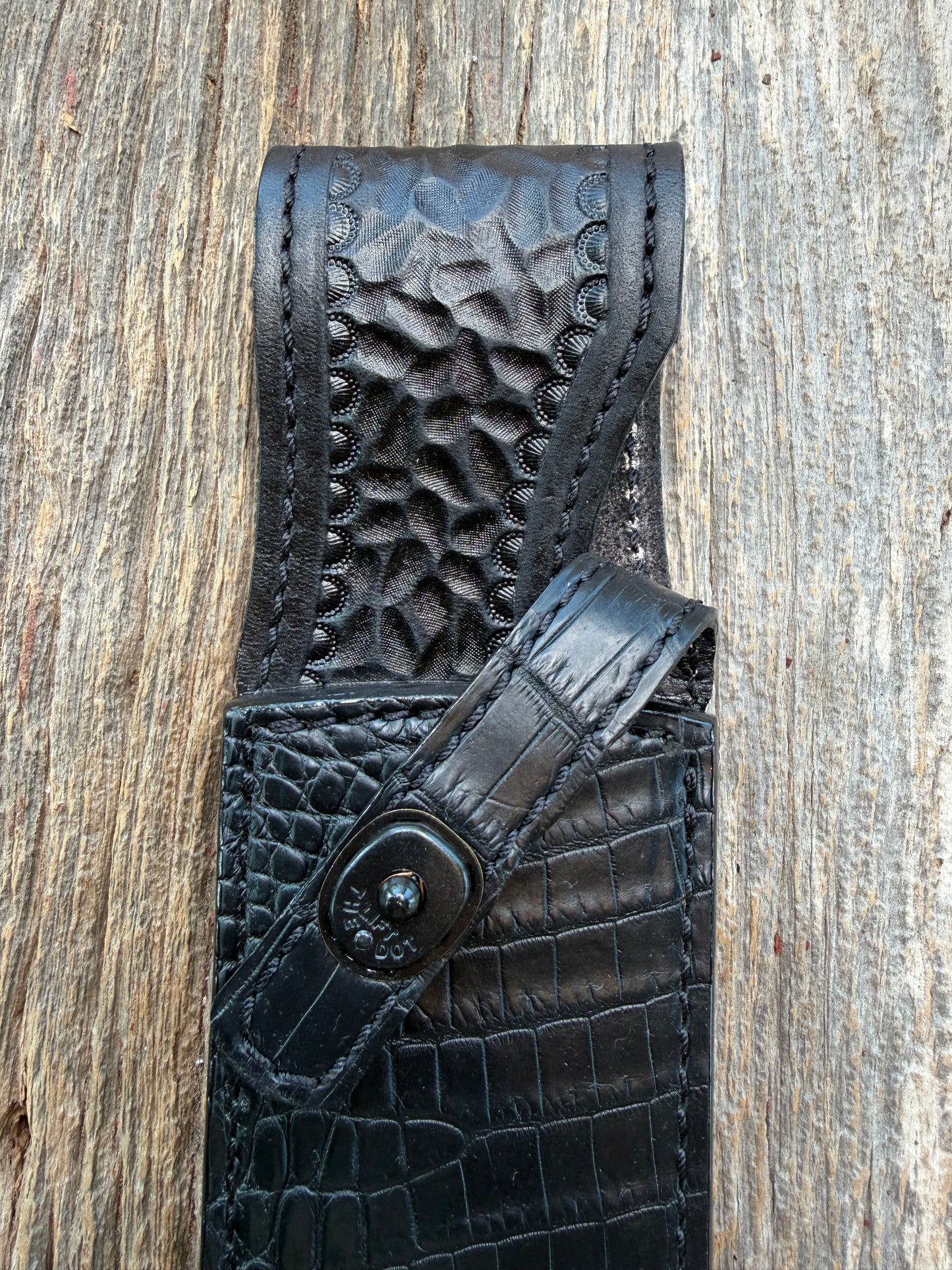 New Randall Model 12-9 Sheath in Exotic Black Matte Crocodile from Treeman with the newest Black Canteen snap. Killer sheath.