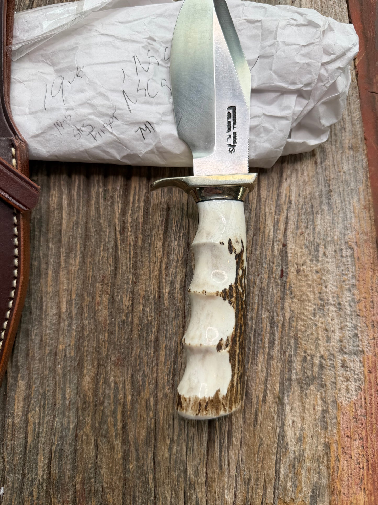 New in Paper Randall Model 19-5 with a nice Stag finger grooves handle. Nickel silver Single Hilt a Nickel silver collar, natural end, Stainless steel blade.