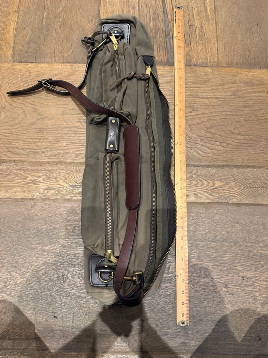 Very Rare Filson Fly Fishing Rod Case Rugged Twill in Otter Green Made in USA 31 inch version. (Rare size) Nice condition. Slight fade on one end. Padded strap.