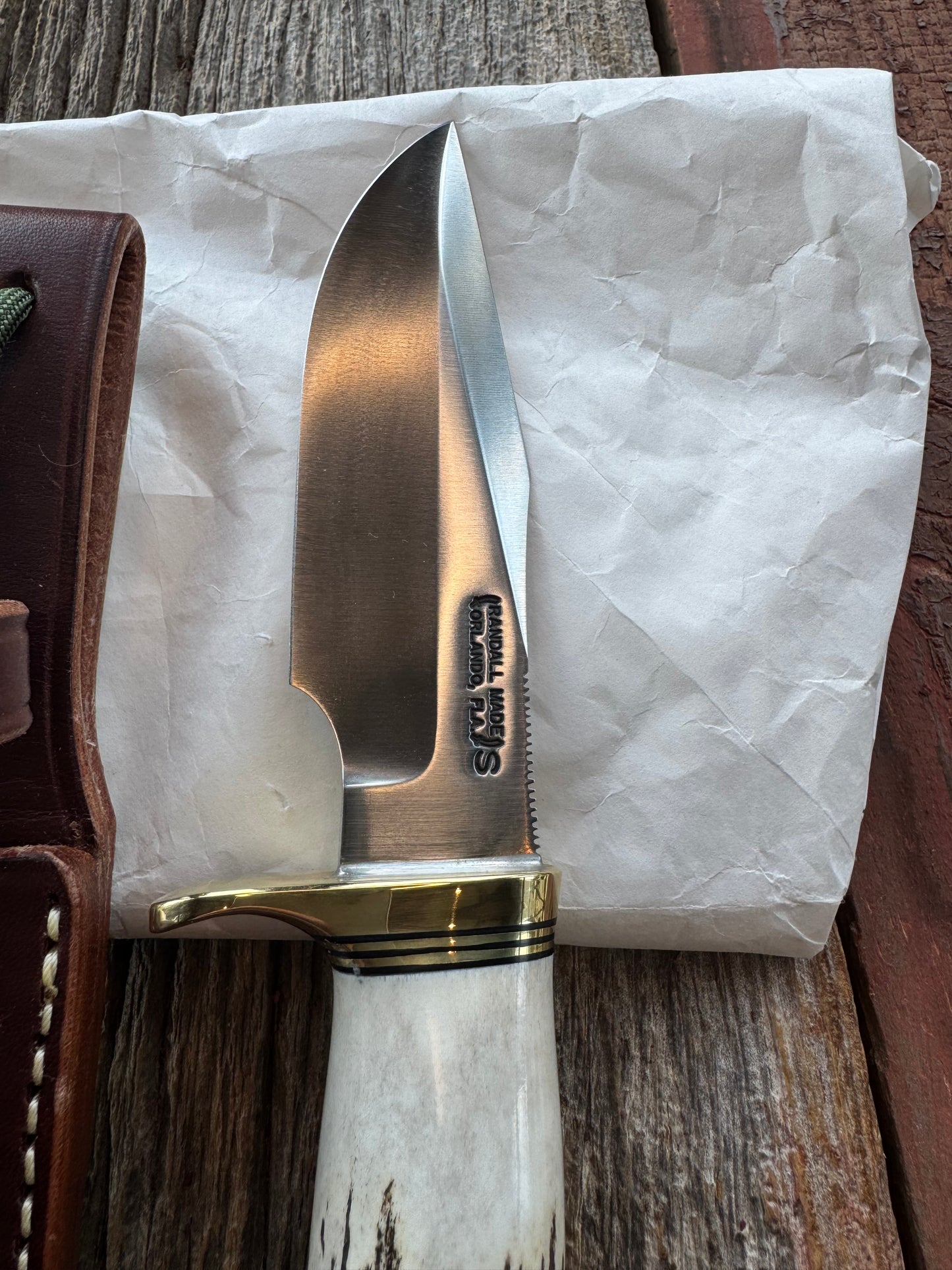 New in paper Randall Model 23 Game Master in Stag with a natural end. Stainless steel blade, Brass Single hilt and Brown leather sheath.