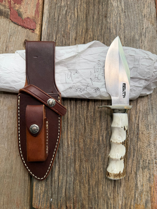New in Paper Randall Model 19-5 with a nice Stag finger grooves handle. Nickel silver Single Hilt a Nickel silver collar, natural end, Stainless steel blade.