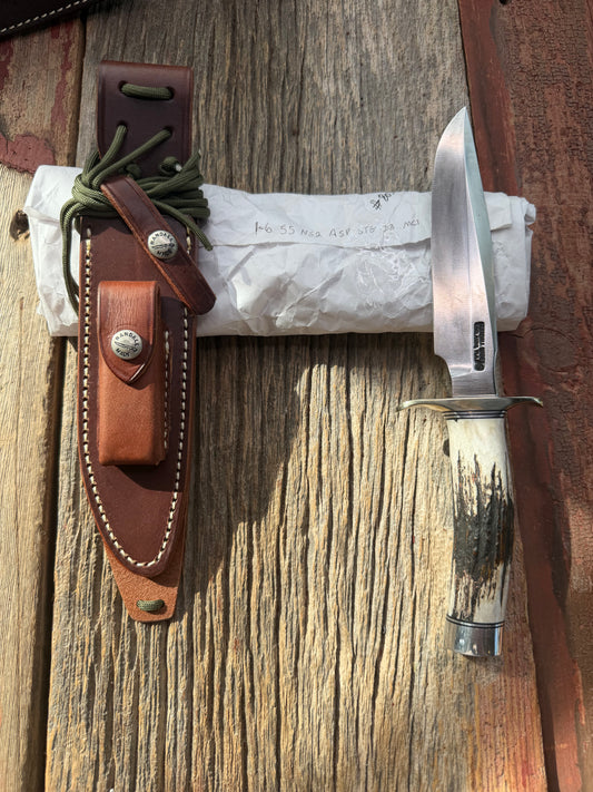 New in paper Randall Model 1-6 with a Stag handle. Stainless steel blade, Nickel silver hilt and Aluminum butt cap. Black and aluminum spacers.