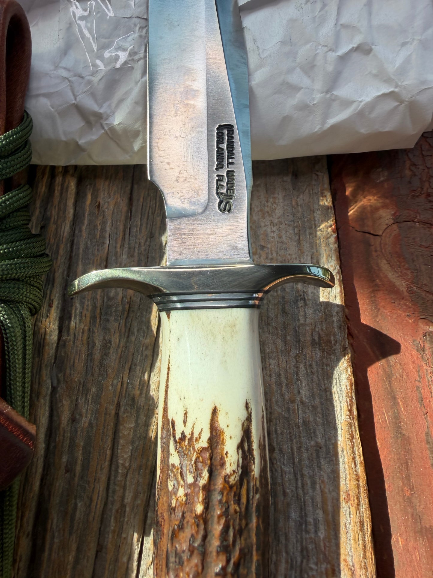 New in paper Randall Model 1-5 with a Stag handle. Stainless steel blade, Nickel silver hilt and Aluminum butt cap. Black and aluminum spacers.