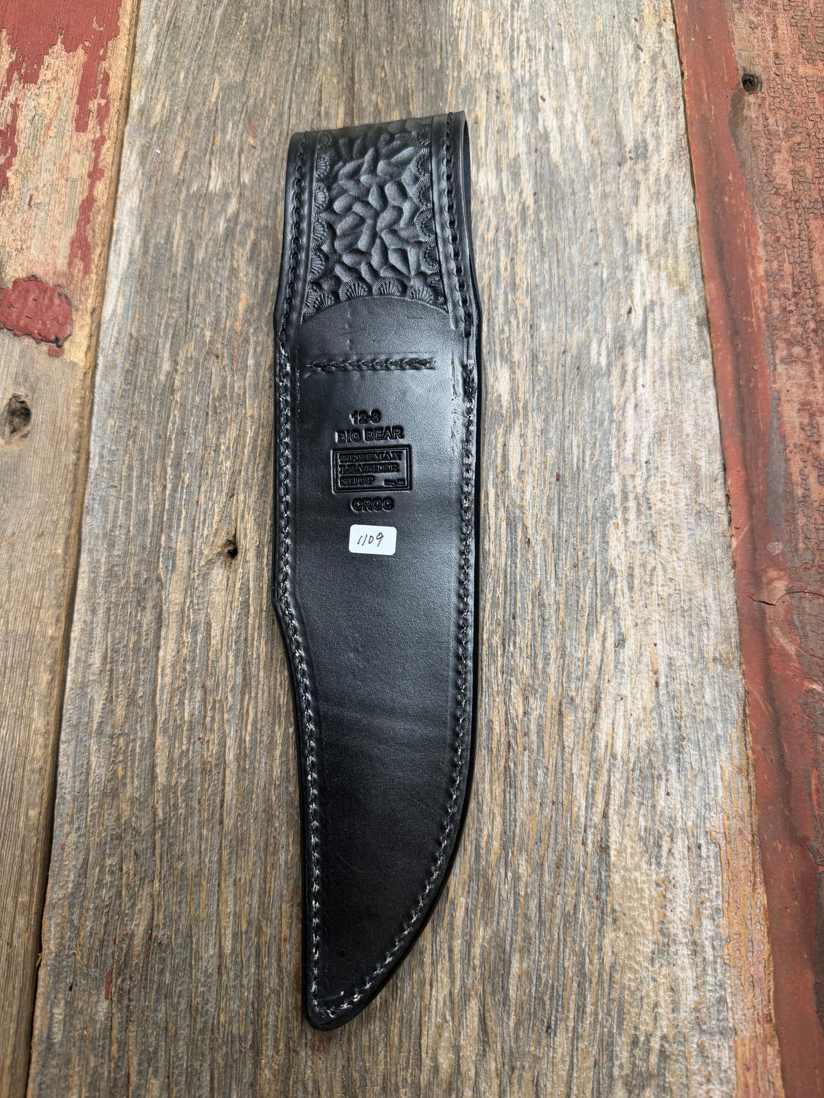 New Randall Model 12-8 Big Bear Sheath in Exotic Black Matte Crocodile from Treeman with the newest Black Canteen snap. Killer sheath.