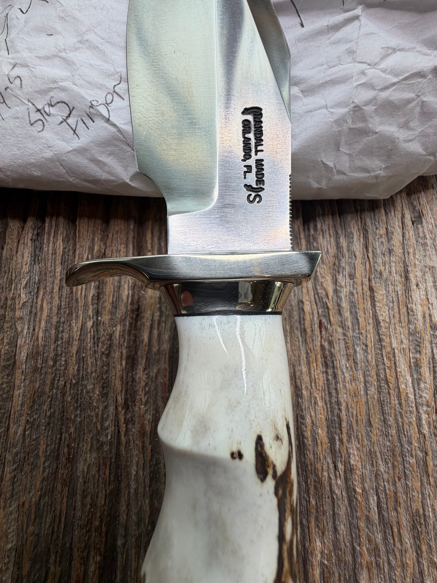 New in Paper Randall Model 19-5 with a nice Stag finger grooves handle. Nickel silver Single Hilt a Nickel silver collar, natural end, Stainless steel blade.