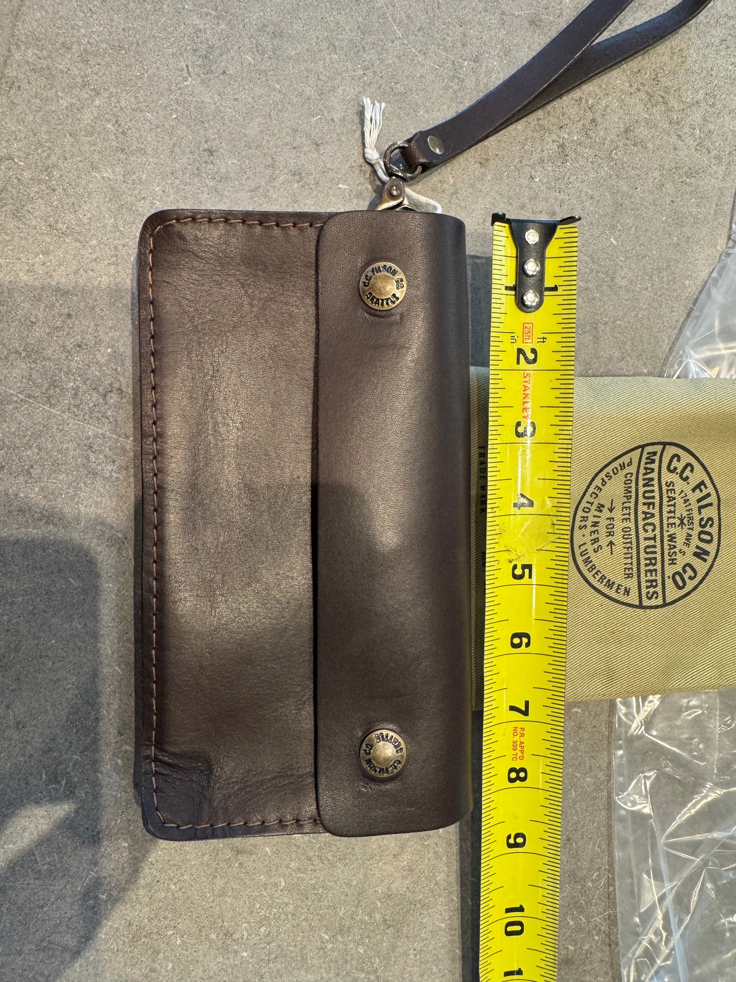 NWT FILSON Brown Workshop Long Snap Leather Wallet only 50 Model # 20308378