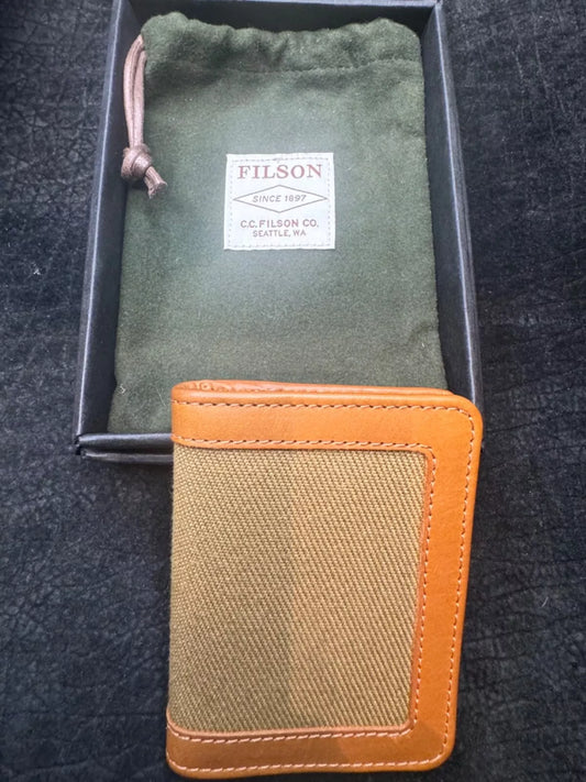 New in Box Filson Outfitter Card Wallet Tan Discontinued USA 20187881