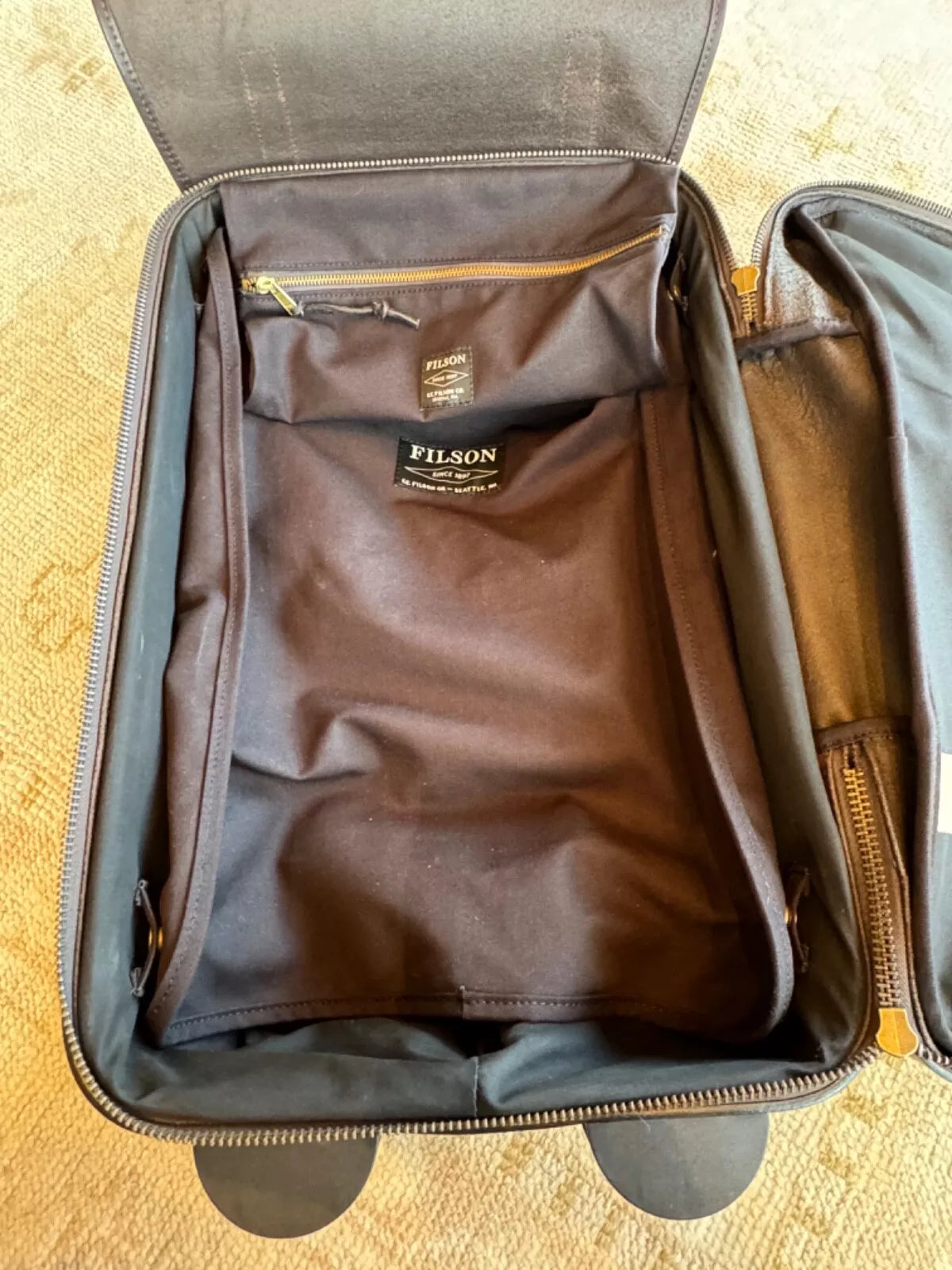 Grail Filson Weatherproof Rolling Carry-On Bag in Sierra Brown Leather New Rare